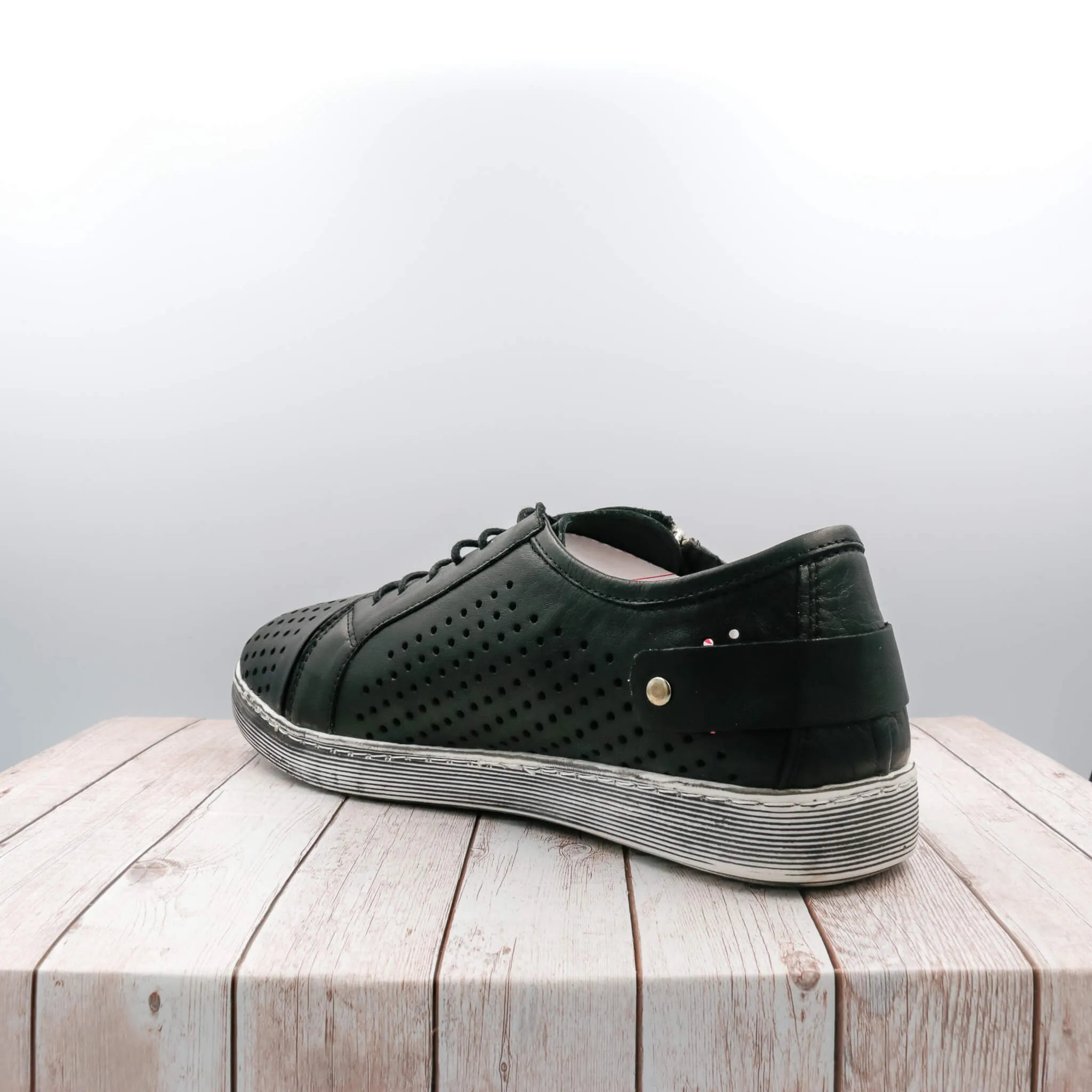 EG17 - Black