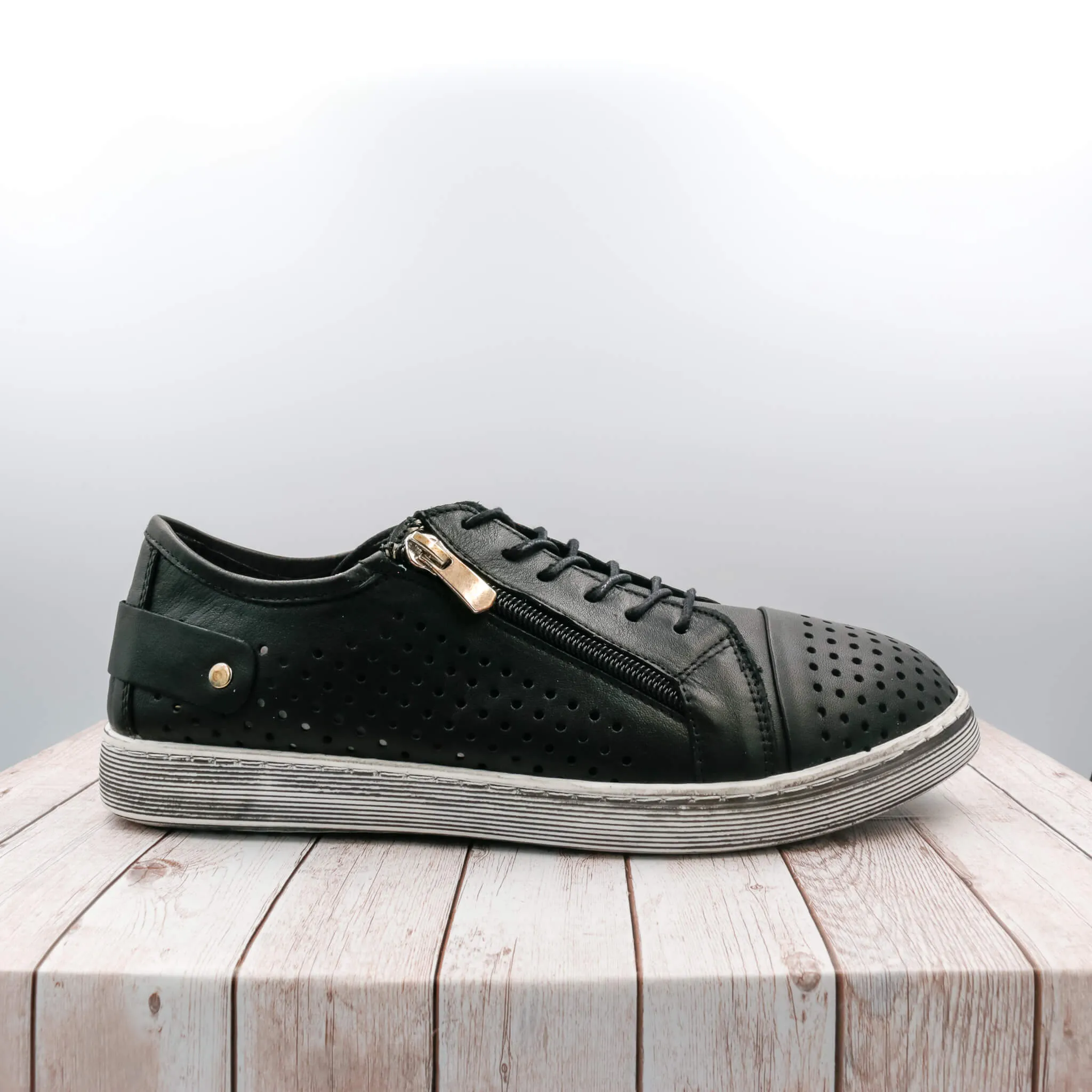 EG17 - Black