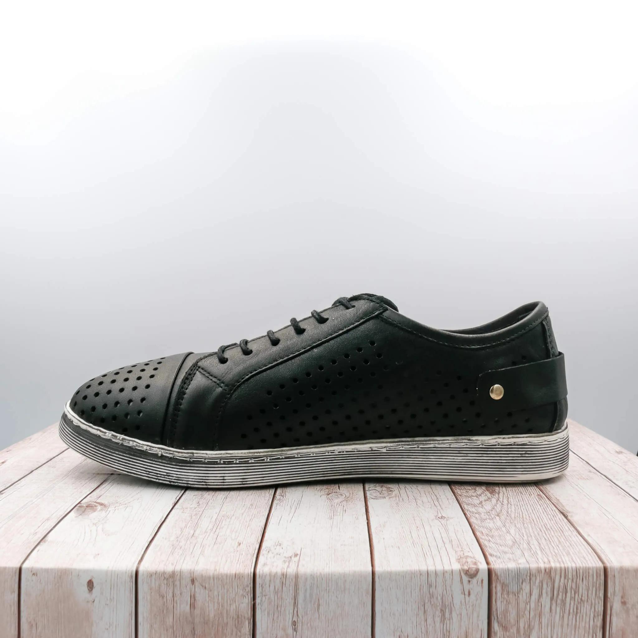 EG17 - Black
