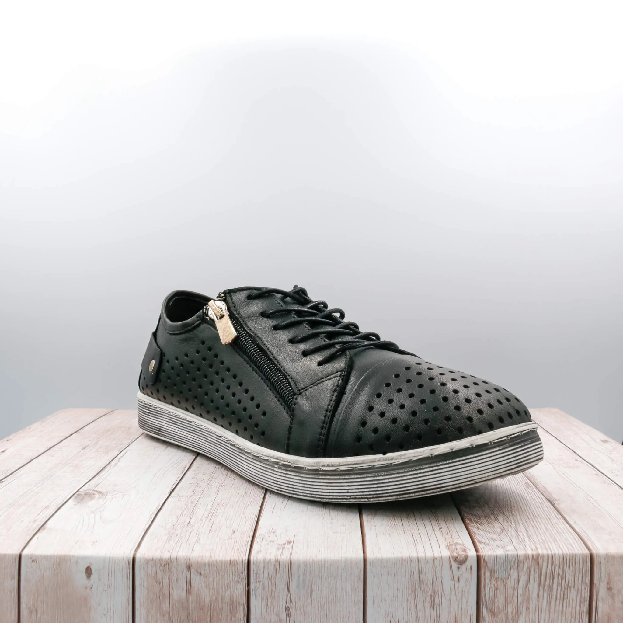 EG17 - Black